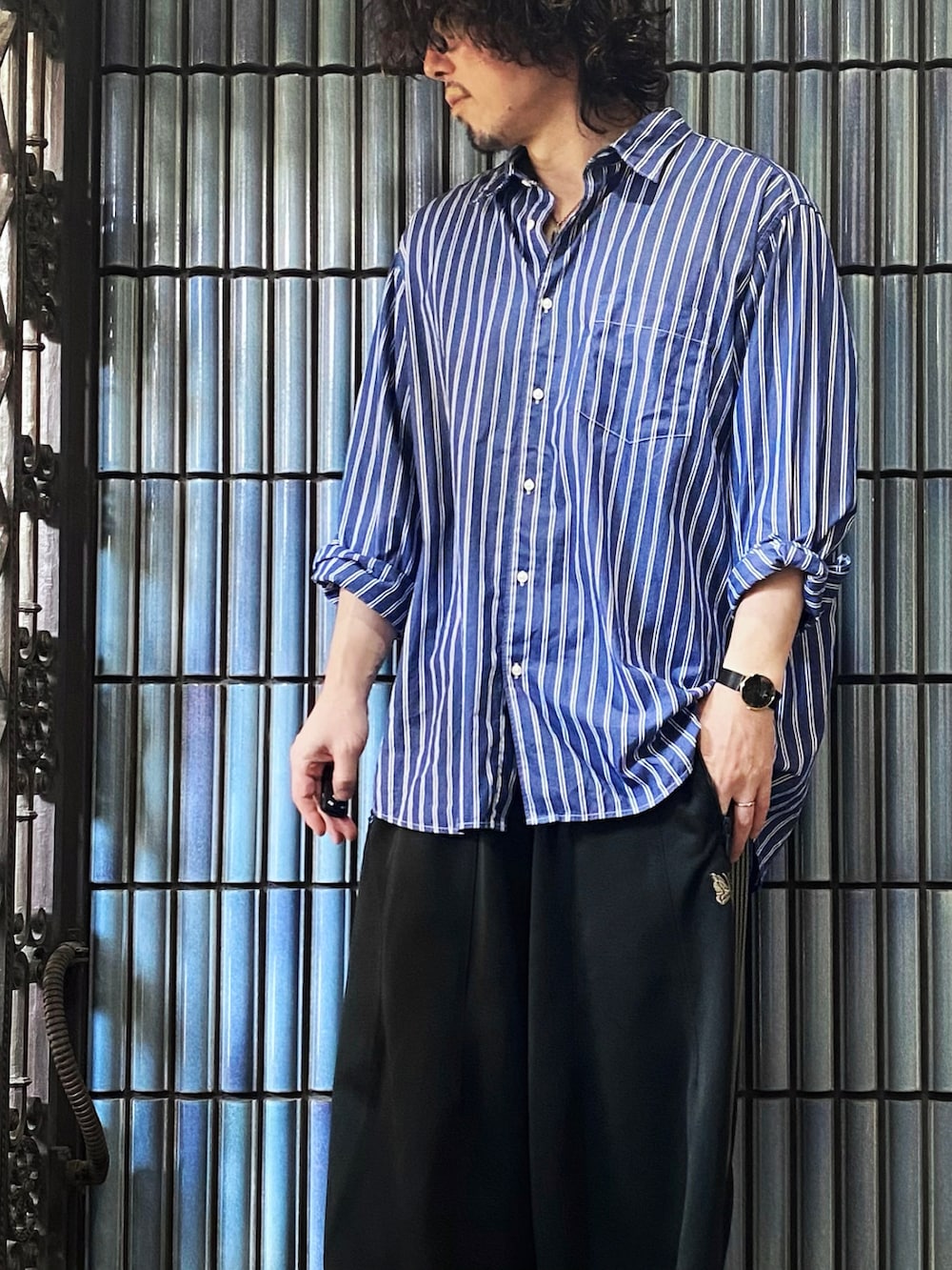 「ファッションを楽しもう、ストライプシャツ、ニードルズ、ニードルス、ニードルストラックパンツ、NEEDLES、needles トラックパンツ、Needles ニードルズ、trackpants、トラックパンツ、ラインパンツ、ヒザデルパンツ、ヒザデルトラック、ロンドンストライプ、スポーツミックス」｜「UNIQLOのエクストラファインコットンブロードストライプシャツ（レギュラーカラー・長袖）（シャツ/ブラウス、ブルー系）」を使った、KEITA(ΦωΦ)さん（メンズ・182cm）の秋コーディネートの2枚目の写真