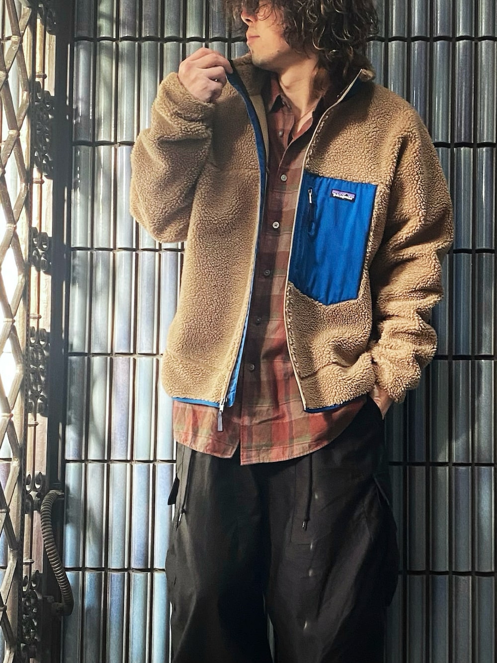 「パタゴニア、パタゴニアレトロX、patagonia、patagoniaのフリース、Patagoniaレトロx、レトロX、retro X、NEEDLES、ニードルス、ニードルズ、ヒザデルパンツ、カーゴパンツ、カーゴパンツコーデ、チェックシャツ、柄シャツ」｜「patagoniaのメンズ・クラシック・レトロX・ジャケット（ブルゾン、ゴールド系）」を使った、KEITA(ΦωΦ)さん（メンズ・182cm）の冬コーディネートの2枚目の写真