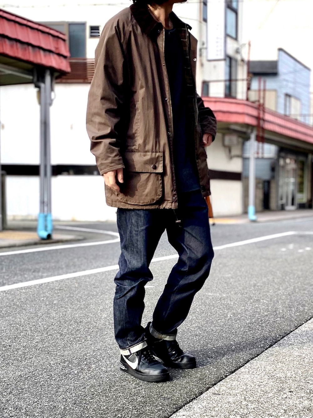 「barbour、BARBOUR STYLE、バブアー、バブアービデイル、バブアービューフォート、ユニクロユー、ユニクロU、UNIQLO U、ハンティングジャケット、MONO-MART、AIR FORCE 1、エアフォースワン、ビューフォート、ビデイル、セルビッチデニム」｜「Barbourのアイテム（ステンカラーコート、ブラウン系）」を使った、KEITA(ΦωΦ)さん（メンズ・182cm）の冬コーディネートの2枚目の写真