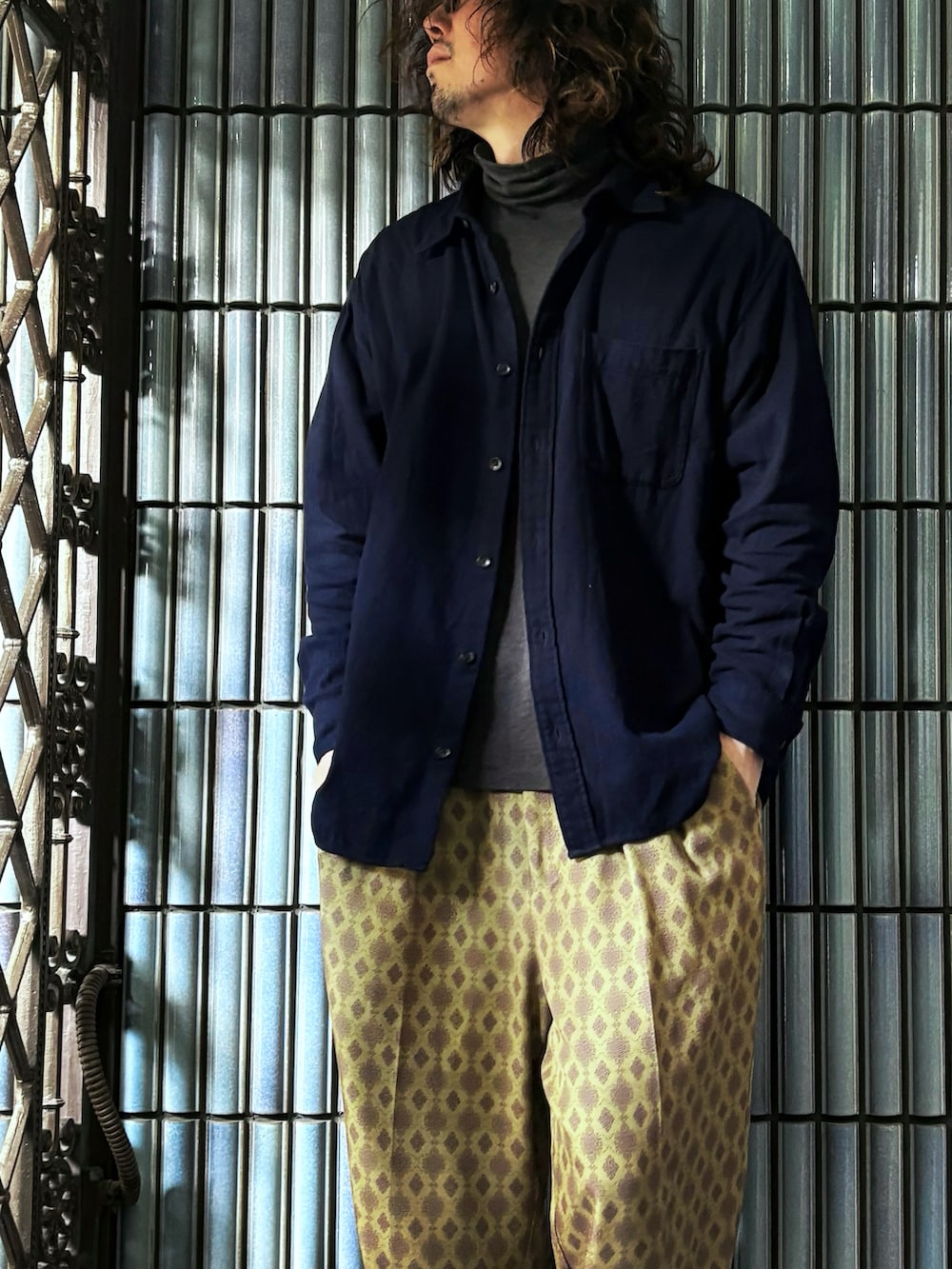 「今日のコーデ、春色、メガネ男子、JUNRed、Junred、タートルネック、ネルシャツ、柄パンツ、エアフォースワン、ネイビー、マスタード、マスタードイエロー、タートルネックニット、タートルニット、タートルネックカットソー」｜「UNIQLOのフランネルシャツ（シャツ/ブラウス、ブルー系）」を使った、KEITA(ΦωΦ)さん（メンズ・182cm）の冬コーディネートの2枚目の写真
