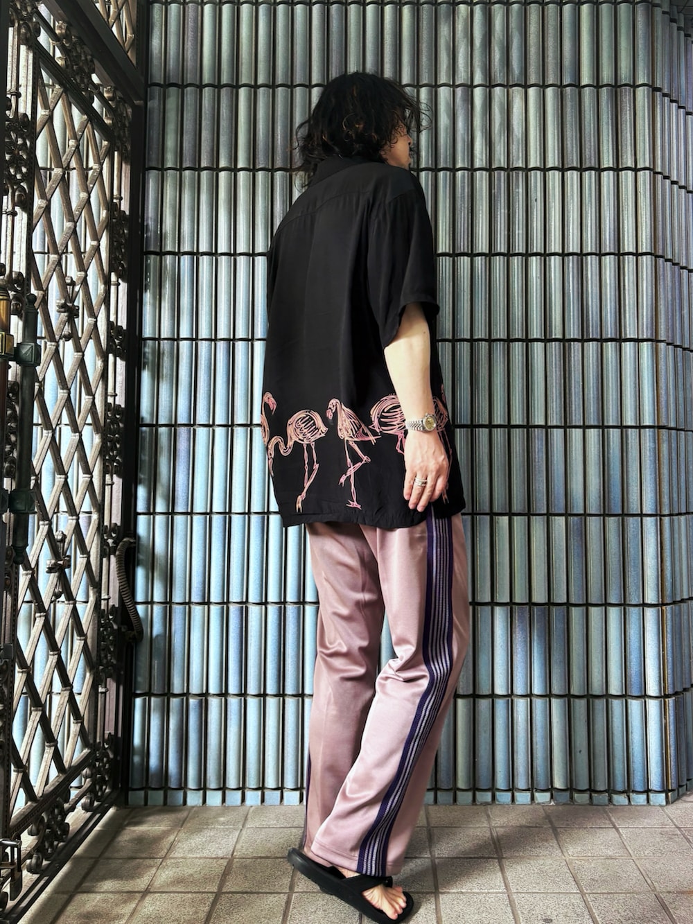 ブラック系のサンダル、ブラック系のシャツ/ブラウス、ベージュ系のその他パンツを着用したメンズの秋コーディネートの4枚目の写真