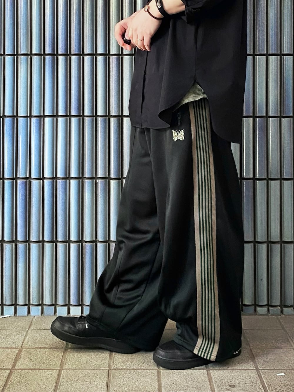 「NEEDLES、needles トラックパンツ、ニードルス、ニードルズ、トラックパンツ、ラインパンツ、オーバーサイズシャツ、ジャージ、ジャージーパンツ、スウェットパンツ、エアフォースワン、エアフォース1、AIR FORCE 1、ヒザデルパンツ、ヒザデルトラック」｜「GUのアイテム（シャツ/ブラウス、ブラック系）」を使った、KEITA(ΦωΦ)さん（メンズ・182cm）の春コーディネートの3枚目の写真