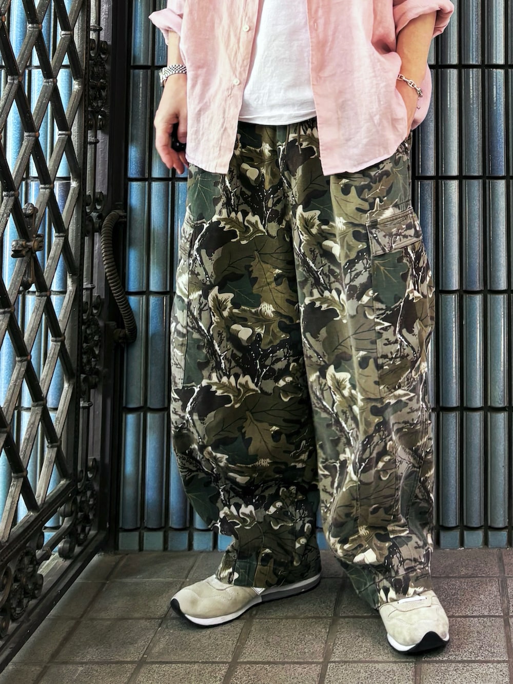 「カーゴパンツ、ピンクシャツ、リネンシャツ、リネン、カモフラパンツ、迷彩パンツ、ミリタリーコーデ、ミリタリーパンツ、プレミアムリネンシャツ、フリークスストア、フリークスストア(FREAK'S STORE)、FREAK’Ｓ STORE、freak's store、タンクトップ、パステルカラー」｜「UNIQLOのプレミアムリネンシャツ（シャツ/ブラウス、ピンク系）」を使った、KEITA(ΦωΦ)さん（メンズ・182cm）の夏コーディネートの3枚目の写真