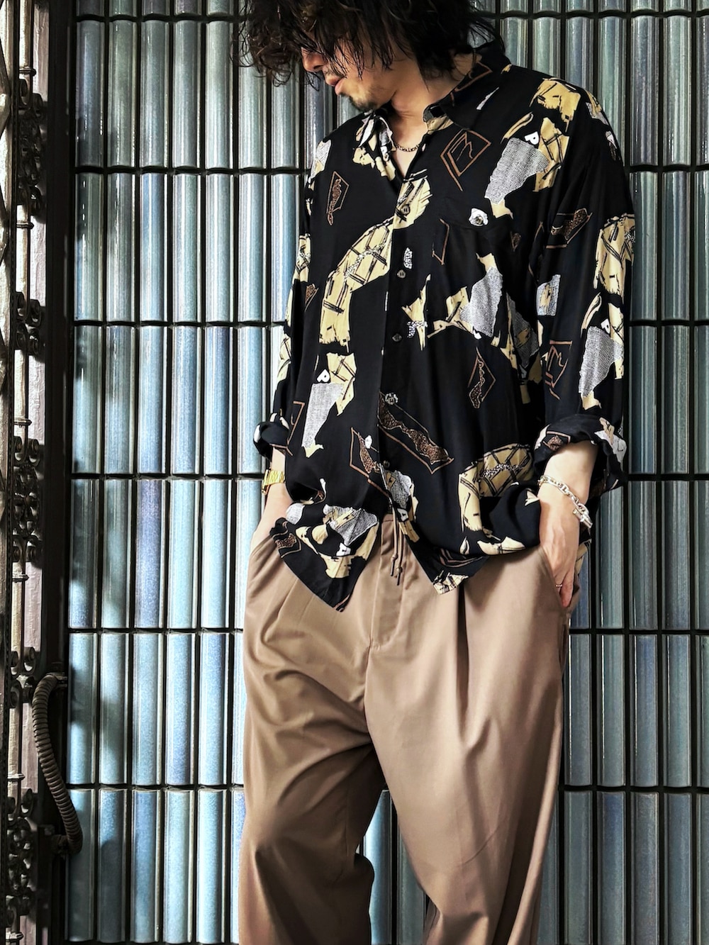 ベージュ系のその他パンツ、ブラック系のシャツ/ブラウス、ブラック系のローファーを着用したメンズの夏コーディネートの2枚目の写真