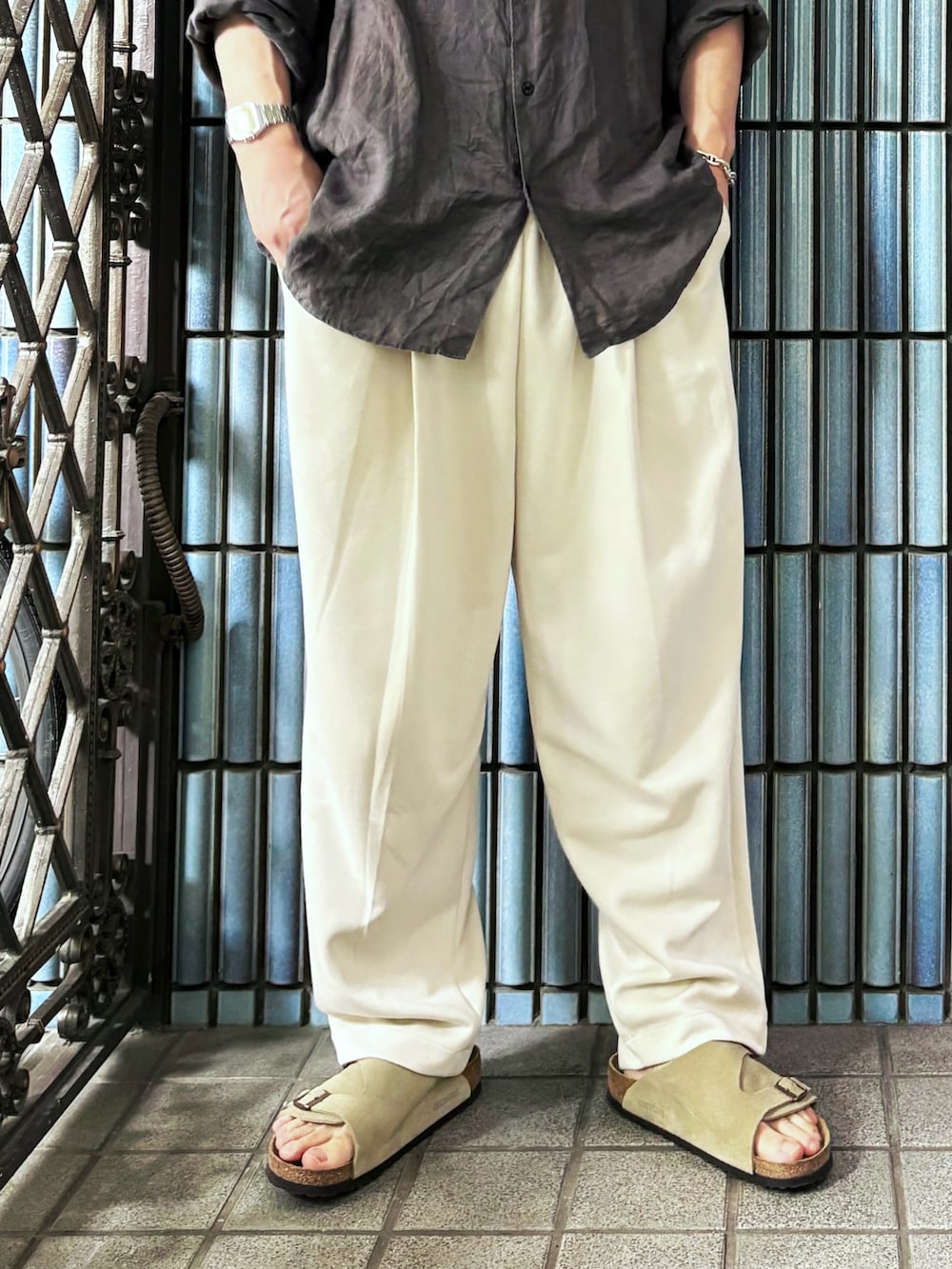 「サングラス、スポーツミックス、ユニクロユー、ユニクロU、ユニクロだらけ、プレミアムリネンシャツ、リネンシャツ、白パンツ、ホワイトパンツ、ビルケンシュトック、チューリッヒ、BIRKENSTOCK、ユニクロコーデ、UNIQLOコーデ、チープカシオ」｜「BIRKENSTOCKのZurich Suede Soft Footbed 【レギュラー幅】 ユニセックス（サンダル、ベージュ系）」を使った、KEITA(ΦωΦ)さん（メンズ・182cm）の夏コーディネートの3枚目の写真