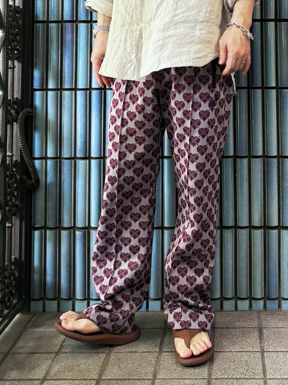 ブラウン系のサンダル、ベージュ系のシャツ/ブラウス、ピンク系のその他パンツを着用したメンズの夏コーディネートの3枚目の写真