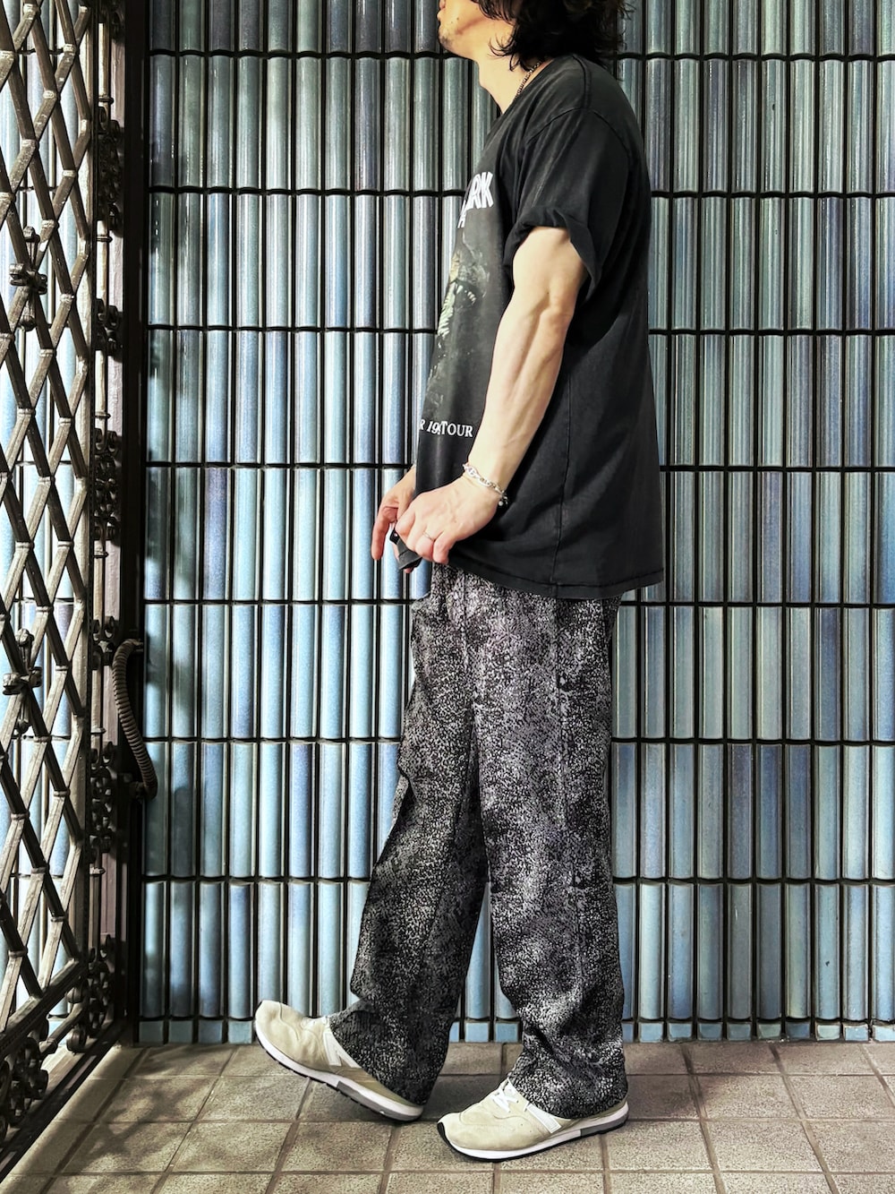 グレー系のスニーカー、ブラック系のTシャツ/カットソー、グレー系のその他パンツを着用したメンズの夏コーディネートの4枚目の写真