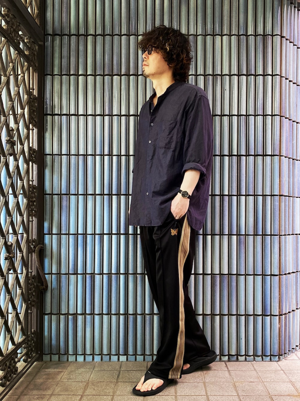 「NEEDLES、needles トラックパンツ、リネンシャツ、トラックパンツ、トラックパンツコーデ、ラインパンツ、スタンドカラー、スタンドカラーシャツ、ニードルズ、ニードルス、Nordgreen、ノードグリーン、スポーツミックス、oofos、ウーフォス」｜「UNIQLOのリネンコットンスタンドカラーシャツ（長袖）（シャツ/ブラウス、ブルー系）」を使った、KEITA(ΦωΦ)さん（メンズ・182cm）の夏コーディネートの4枚目の写真