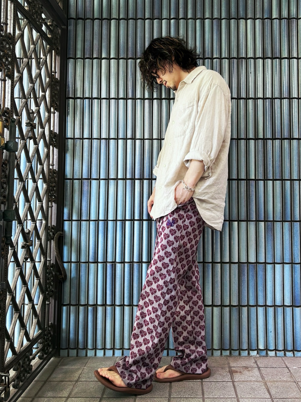 ブラウン系のサンダル、ベージュ系のシャツ/ブラウス、ピンク系のその他パンツを着用したメンズの夏コーディネートの4枚目の写真