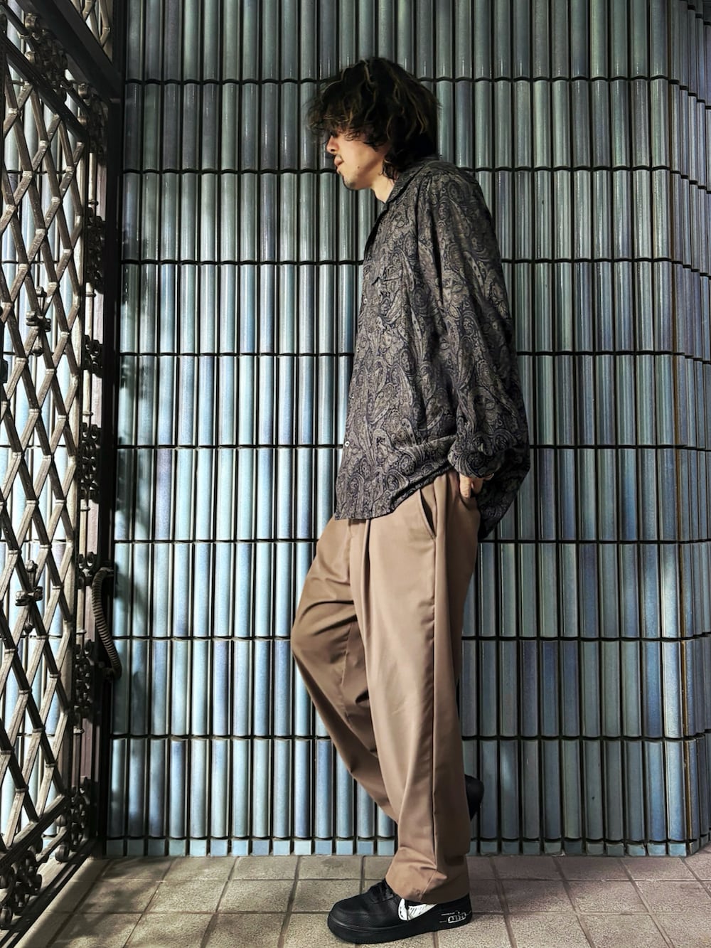 ベージュ系のその他パンツ、ブラック系のスニーカー、グレー系のシャツ/ブラウスを着用したメンズの秋コーディネートの4枚目の写真