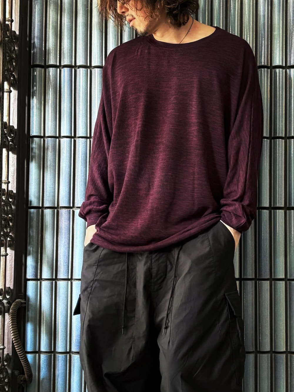 「ニット、古着MIX、日常に魔法を、ブラウン、ニードルス、ニードルズ、ヒザデルパンツ、カーゴパンツ、カーゴパンツコーデ、パープル、パープルコーデ、秋コーデ、セーター、ドルマンスリーブ、古着コーデ」｜「wood which flowsのアイテム（ニット/セーター、パープル系）」を使った、KEITA(ΦωΦ)さん（メンズ・182cm）の秋コーディネートの2枚目の写真