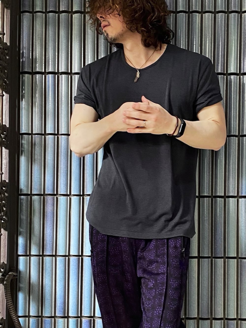 「NEEDLES、needles トラックパンツ、ニードルス、ニードルズ、トラックパンツ、Roshell、ポンプフューリー、スウェットパンツ、ジャージーパンツ、reebok、JIGGYS SHOP、無地T、紫パンツ、パープルコーデ、パープル」｜「Needlesのアイテム（その他パンツ、パープル系）」を使った、KEITA(ΦωΦ)さん（メンズ・182cm）の春コーディネートの2枚目の写真