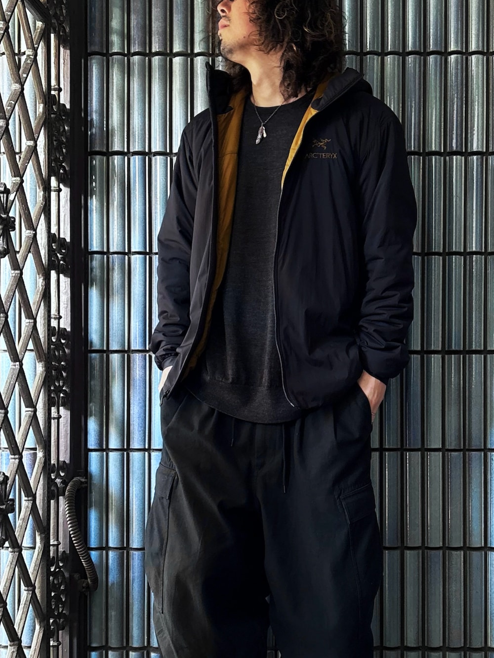 「真冬のあったかスタイル、ジップパーカー、アークテリクス、atom lt hoody、アトム、ARC'TERYX、カーゴパンツ、カーゴパンツコーデ、オールブラック、オールブラックコーデ、カシミヤ、ユニクロカシミヤ、カシミヤニット、ミリタリーコーデ、ミリタリーパンツ」|「ARC'TERYXの【国内流通限定】ARC'TERYX / ATOM LT HOODY 24K BLACK(ダウンジャケット/コート、ブラック系)」を使った、KEITA(ΦωΦ)さん(メンズ・182cm)の冬コーディネートの2枚目の写真