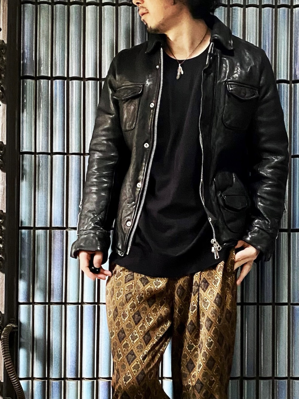 「glamb、革ジャン、レザージャケット、ライダース、ライダースジャケット、シングルライダース、ダブルライダース、Junred、柄パンツ、グラム(glamb)、あけましておめでとうございます!、新年一発目、ニューバランス1600、40代ファッション、バイカースタイル」|「glambのRosso riders / ロッソライダースジャケット(ライダースジャケット、ブラック系)」を使った、KEITA(ΦωΦ)さん(メンズ・182cm)の冬コーディネートの2枚目の写真