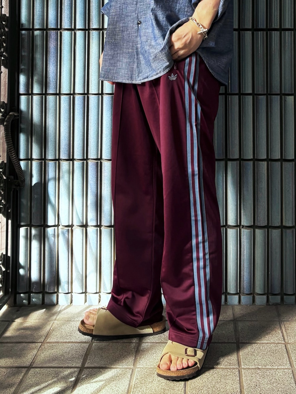 ブルー系のシャツ/ブラウス、ベージュ系のサンダル、レッド系のその他パンツを着用したメンズの秋コーディネートの3枚目の写真