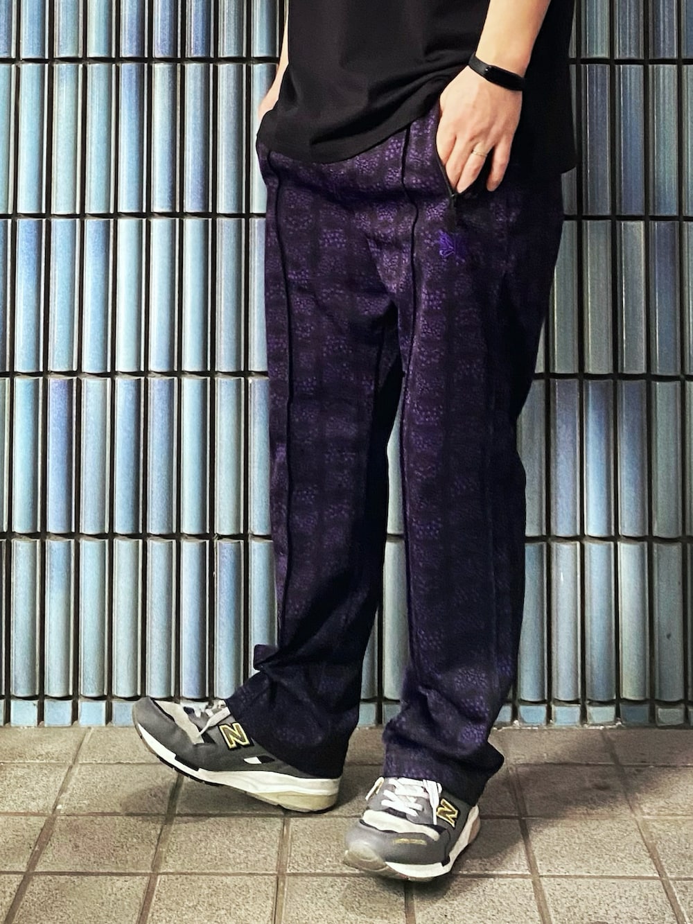 「シンプルコーデ、Tシャツ、無地T、NEEDLES、needles トラックパンツ、Needles ニードルズ、needles、ニードルス、ニードルストラックパンツ、ニードルズ、紫コーデ、柄パンツ、トラックパンツ、trackpants、きれいめカジュアル」｜「TRIALの綿100%BIG Tシャツ（Tシャツ/カットソー、ブラック系）」を使った、KEITA(ΦωΦ)さん（メンズ・182cm）の春コーディネートの3枚目の写真
