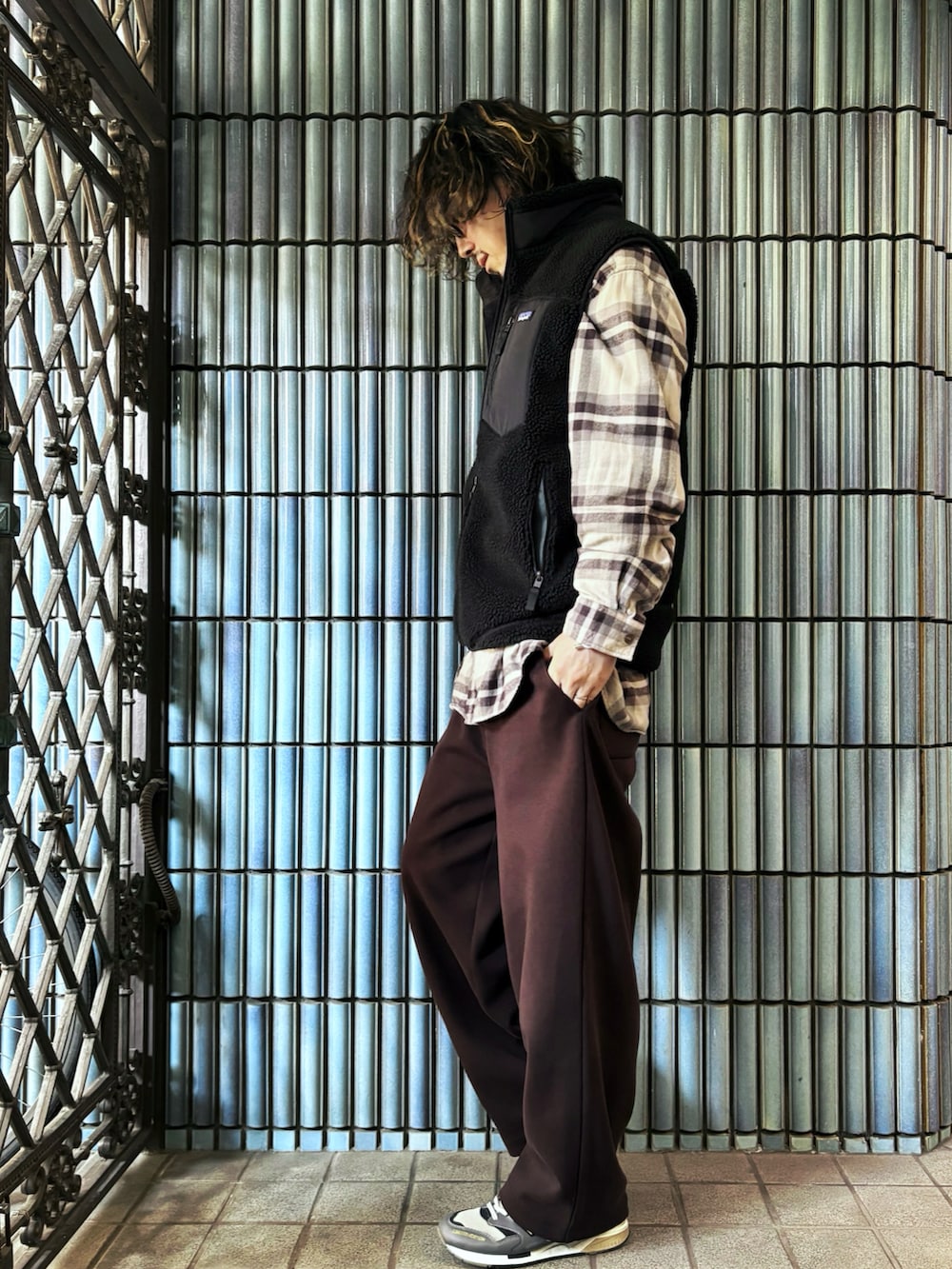 グレー系のスニーカー、グレー系のシャツ/ブラウス、ブラック系のその他アウターを着用したメンズの冬コーディネートの4枚目の写真