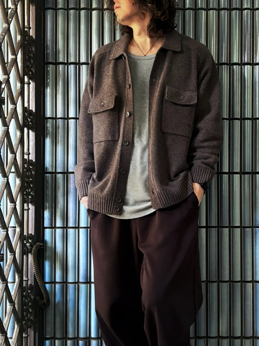 「プチプラ、UNIQLO、UNIQLO U、UNIQLOコーデ、UNIQLOU、UNIQLOC、ユニクロユー、ユニクロU、ユニクロC、スウェットワイドパンツ、ラムニットジャケット、ブラウンコーデ、スウェットパンツ、大人カジュアル、ブラウン」｜「UNIQLOのラムニットジャケット（ニット/セーター、ブラウン系）」を使った、KEITA(ΦωΦ)さん（メンズ・182cm）の冬コーディネートの2枚目の写真
