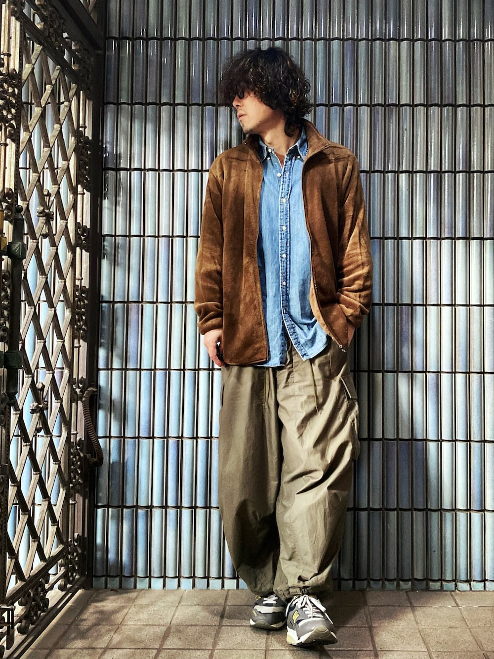 「Polo Ralph Lauren、Ralph Lauren、ラルフローレン、ラルフローレンシャツ、デニムシャツ、NEEDLES、ニードルズ、ニードルス、ヒザデルパンツ、カーゴパンツ、カーゴパンツコーデ、ダークアッシュ、フリースジャケット、newbalance1600、重ね着ベストシーズン」|「POLO RALPH LAURENのアイテム(シャツ/ブラウス、ブルー系)」を使った、KEITA(ΦωΦ)さん(メンズ・182cm)の秋コーディネートの2枚目の写真