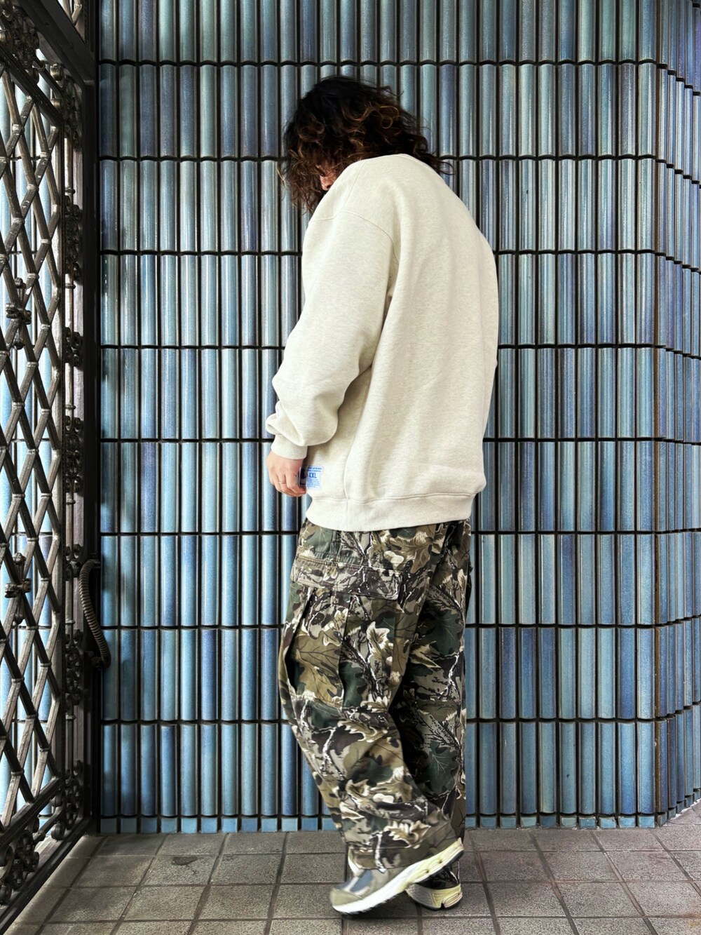 「春めき満開コーデ、スポーツミックス、古着MIX、春コーデ、Champion、チャンピオン、スウェット、スウェットコーデ、カーゴパンツ、カーゴパンツコーデ、オートミール、カモフラパンツ、柄パンツ、ミリタリーパンツ、ミリタリーコーデ」｜「Championの【Champion/チャンピオン】メンズ アクションスタイル クルーネックスウェットシャツ（スウェット、ベージュ系）」を使った、KEITA(ΦωΦ)さん（メンズ・182cm）の春コーディネートの4枚目の写真