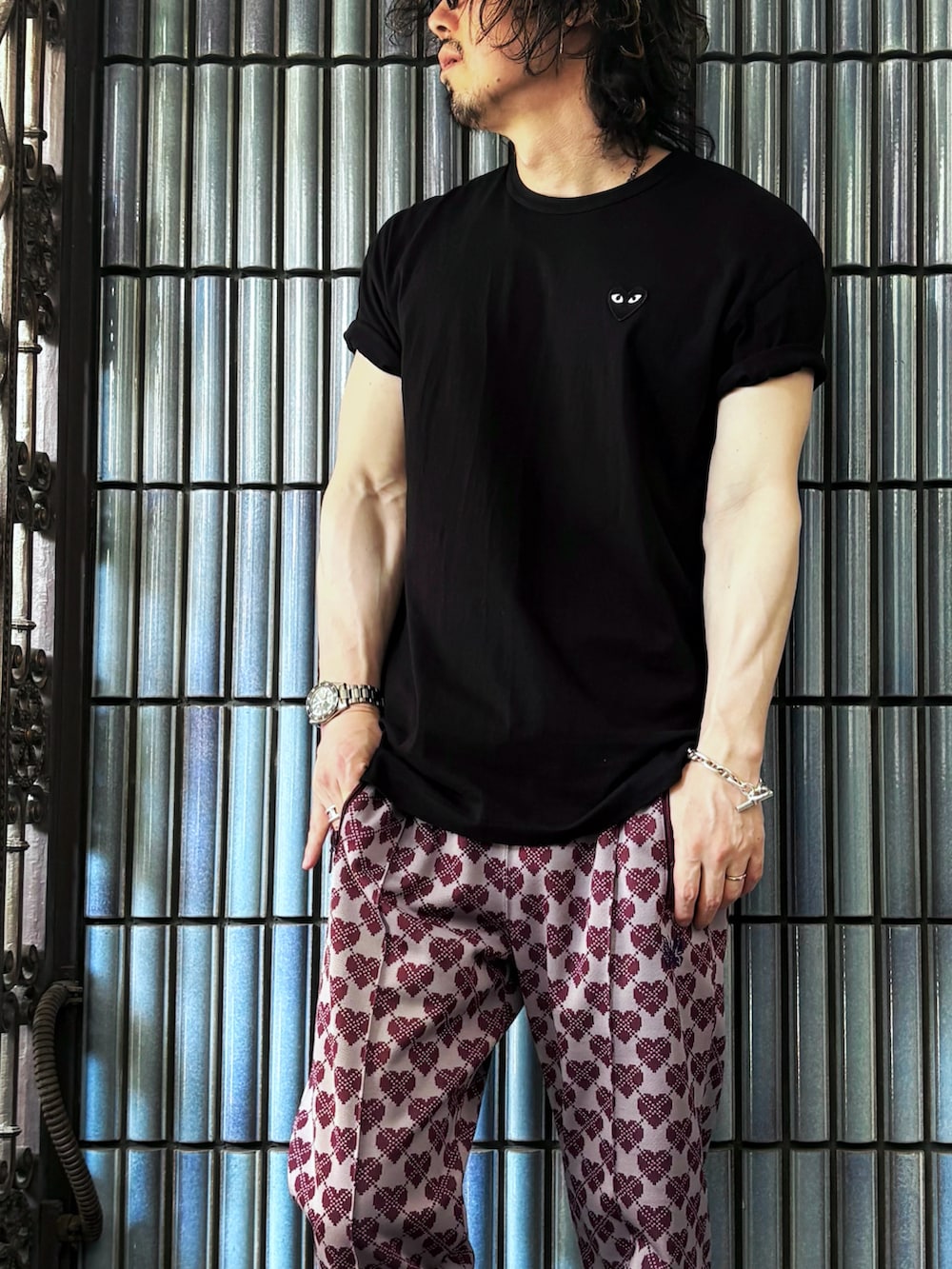 ブラック系のサンダル、ブラック系のTシャツ/カットソー、ピンク系のその他パンツを着用したメンズの秋コーディネートの2枚目の写真