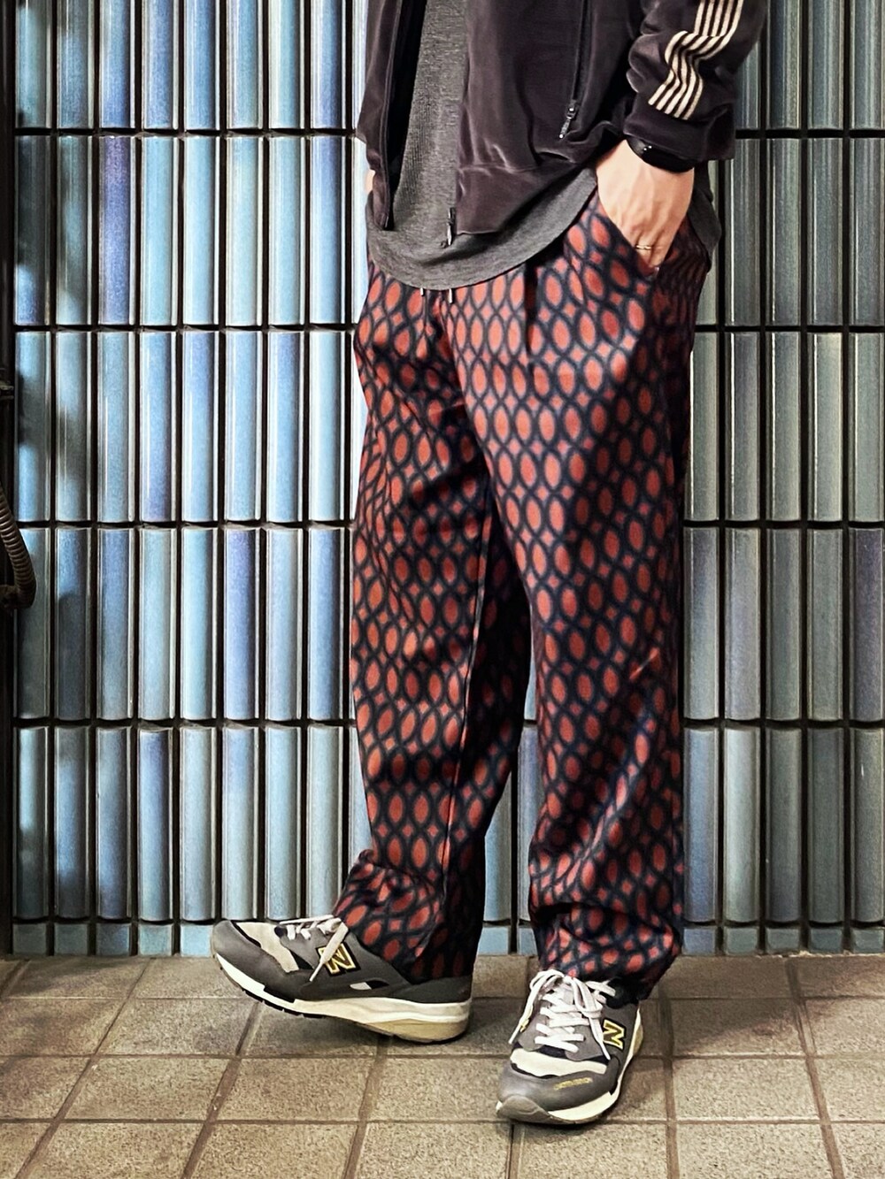 グレー系のジャージ、グレー系のTシャツ/カットソー、レッド系のその他パンツを着用したメンズの春コーディネートの3枚目の写真