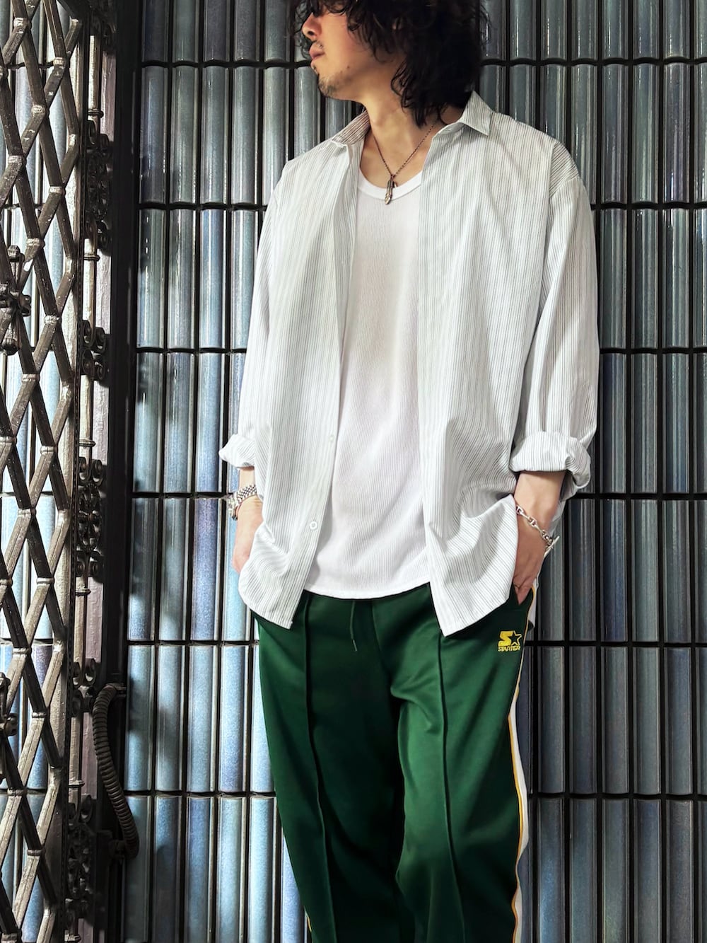 グレー系のシャツ/ブラウス、ホワイト系のタンクトップ、グリーン系のその他パンツを着用したメンズの夏コーディネートの2枚目の写真