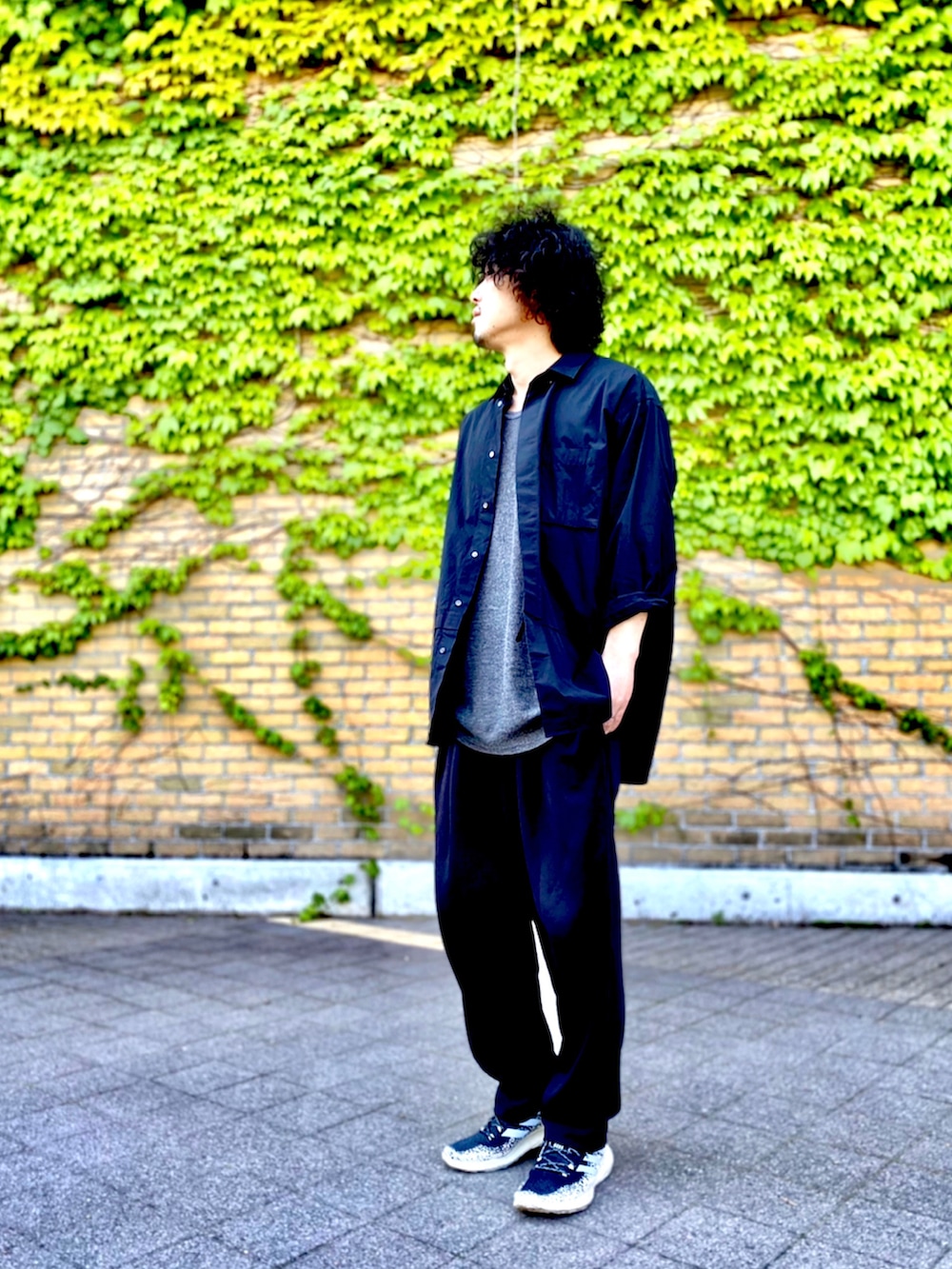 「plusj、プラスJ、ユニクロ+J、+J、ユニクロユー、ユニクロU、UNIQLO U、UNIQLO+J、オールブラック、ワントーンコーデ、スウェットギャザーパンツ、スーピマコットンオーバーサイズシャツ、シャツスタイル、シャツ好き集まれ、オーバーサイズシャツ」｜「UNIQLOのスーピマコットン オーバーサイズシャツ(長袖)（シャツ/ブラウス、ブラック系）」を使った、KEITA(ΦωΦ)さん（メンズ・182cm）の春コーディネートの3枚目の写真