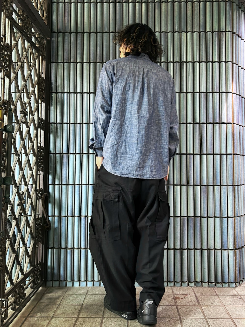 ブルー系のシャツ/ブラウス、ブラック系のスニーカー、ブラック系のカーゴパンツを着用したメンズの春コーディネートの4枚目の写真
