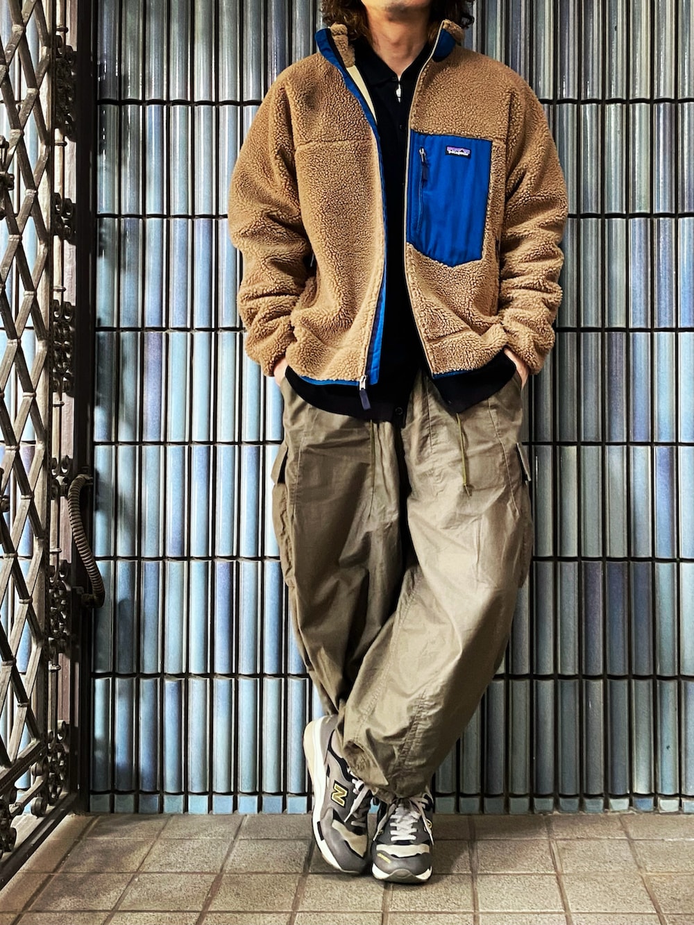 「冬を彩る色いろコーデ、patagonia、patagoniaのフリース、Patagoniaレトロx、パタゴニア、パタゴニアレトロX、レトロX、NEEDLES、ニードルス、ニードルズ、ヒザデルパンツ、ニットポロ、長袖ポロシャツ、カーゴパンツ、カーゴパンツコーデ」｜「patagoniaのメンズ・クラシック・レトロX・ジャケット（ブルゾン、ゴールド系）」を使った、KEITA(ΦωΦ)さん（メンズ・182cm）の冬コーディネートの4枚目の写真