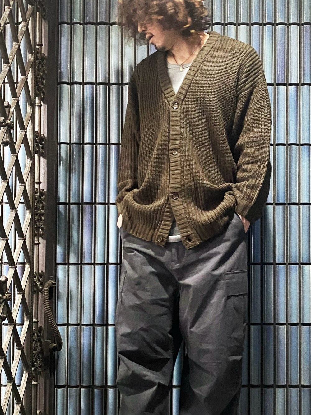 「EMMA CLOTHES、shoowtime、MONO-MART、カーディガン、カーディガンコーデ、カーゴパンツ、カーゴパンツコーデ、パラシュートパンツ、オーバーサイズニット、ミリタリーパンツ、大人カジュアル、大人コーデ、ニットカーディガン、グレーパンツ、ロングカーディガン」|「EMMA CLOTHESの5G畦編みボリュームニット ルーズカーディガン EMMA CLOTHES(カーディガン/ボレロ、ブラウン系)」を使った、KEITA(ΦωΦ)さん(メンズ・182cm)の冬コーディネートの2枚目の写真