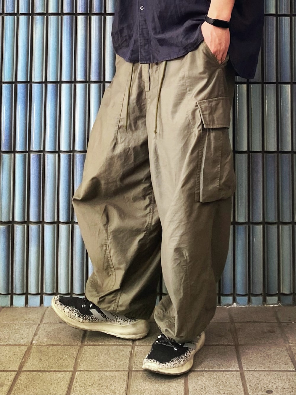 「シンプルコーデ、古着MIX、リネンシャツ、NEEDLES、Needles ニードルズ、ニードルス、ニードルズ、ヒザデルパンツ、カーゴパンツ、カーゴパンツコーデ、ネイビー×カーキ、シャツスタイル、ミリタリーパンツ、ミリタリー、ミリタリーコーデ」｜「UNIQLOのリネンコットンスタンドカラーシャツ（長袖）（シャツ/ブラウス、ブルー系）」を使った、KEITA(ΦωΦ)さん（メンズ・182cm）の春コーディネートの3枚目の写真