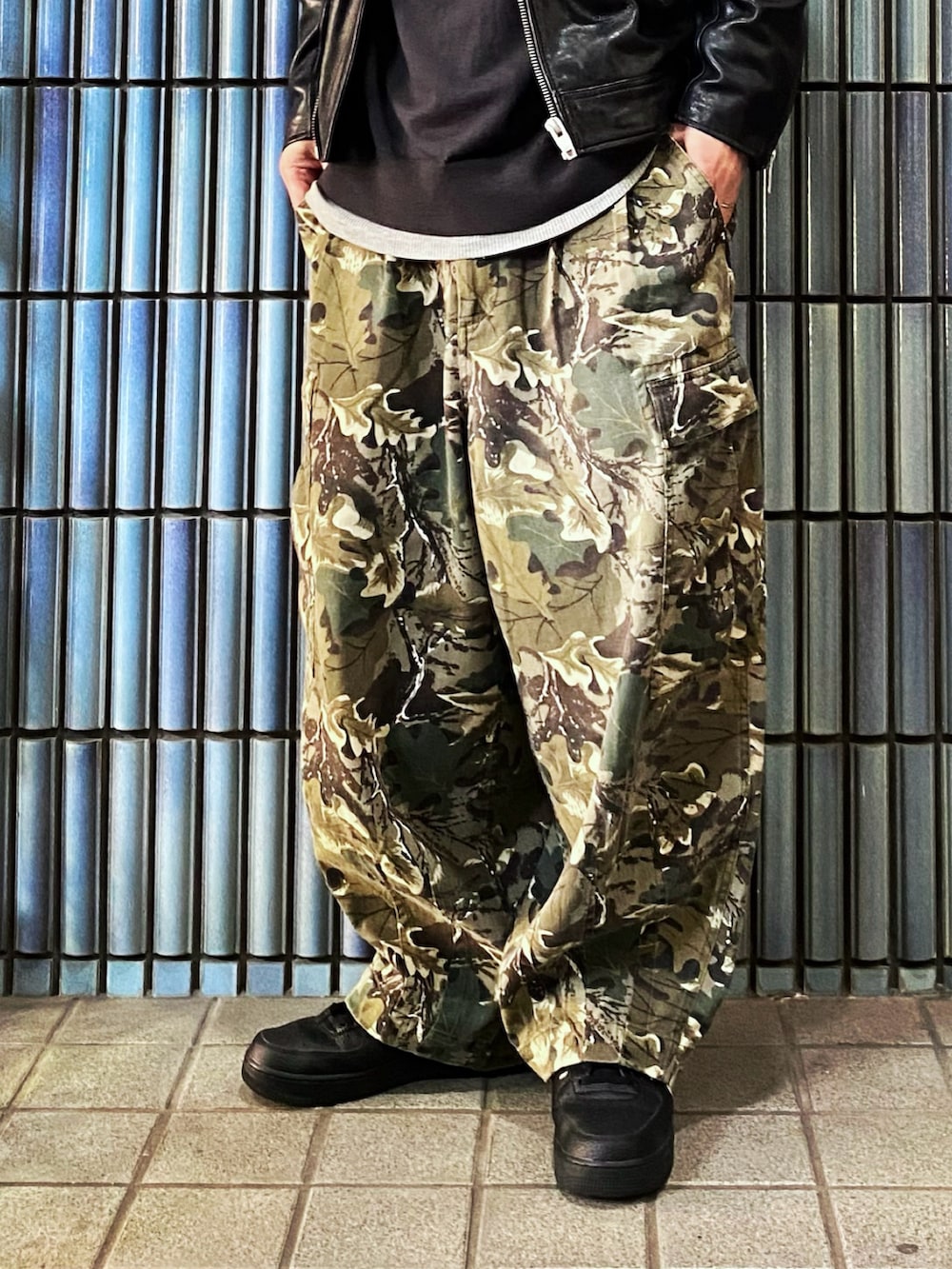 「革ジャン、革ジャンコーデ、レザージャケット、ダブルライダース、カーゴパンツ、カーゴパンツコーデ、迷彩パンツ、ニットポロ、MONO-MART、柄パンツ、ライダース部、ライダース、ライダースジャケット、ライダースコーデ」｜「ZARAのアイテム（ライダースジャケット、ブラック系）」を使った、KEITA(ΦωΦ)さん（メンズ・182cm）の冬コーディネートの3枚目の写真