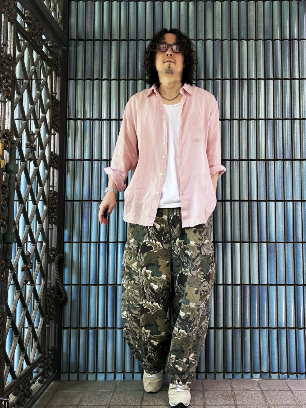 「カーゴパンツ、ピンクシャツ、リネンシャツ、リネン、カモフラパンツ、迷彩パンツ、ミリタリーコーデ、ミリタリーパンツ、プレミアムリネンシャツ、フリークスストア、フリークスストア(FREAK'S STORE)、FREAK’Ｓ STORE、freak's store、タンクトップ、パステルカラー」｜「UNIQLOのプレミアムリネンシャツ（シャツ/ブラウス、ピンク系）」を使った、KEITA(ΦωΦ)さん（メンズ・182cm）の夏コーディネートの4枚目の写真