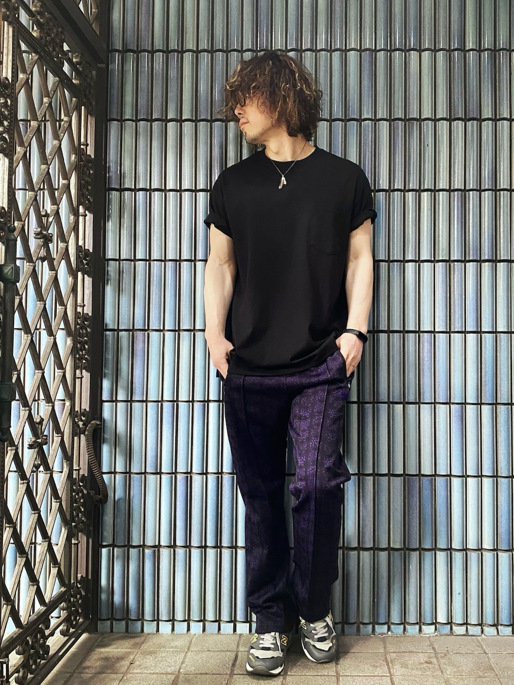 「シンプルコーデ、Tシャツ、無地T、NEEDLES、needles トラックパンツ、Needles ニードルズ、needles、ニードルス、ニードルストラックパンツ、ニードルズ、紫コーデ、柄パンツ、トラックパンツ、trackpants、きれいめカジュアル」｜「TRIALの綿100%BIG Tシャツ（Tシャツ/カットソー、ブラック系）」を使った、KEITA(ΦωΦ)さん（メンズ・182cm）の春コーディネートの4枚目の写真