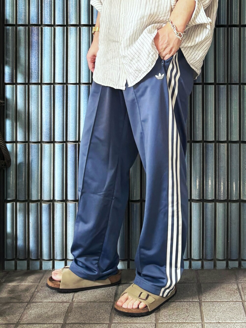 ブルー系のスウェットパンツ、ベージュ系のサンダル、ホワイト系のシャツ/ブラウスを着用したメンズの夏コーディネートの3枚目の写真