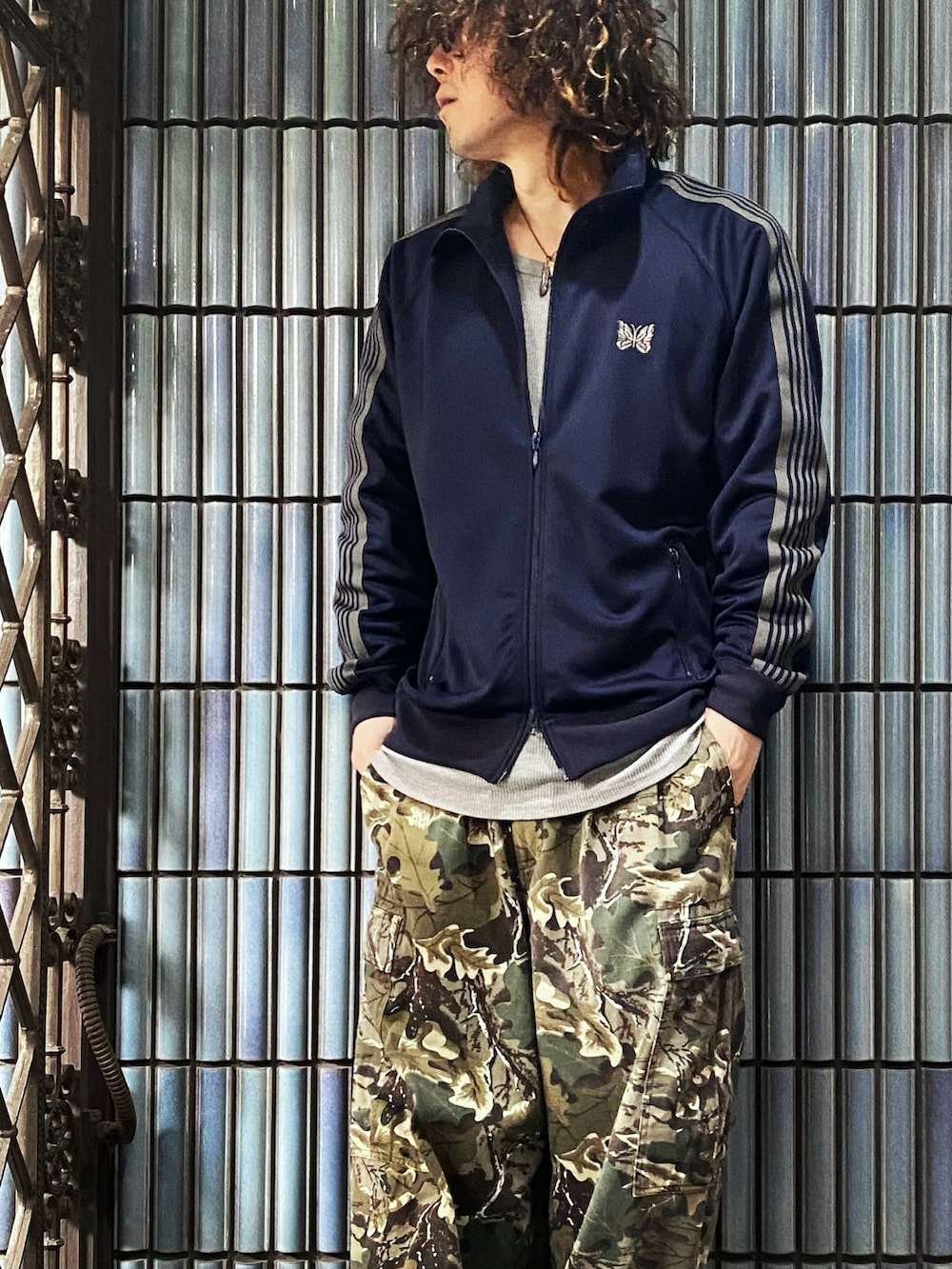 「NEEDLES、ニードルス、ニードルズ、トラックジャケット、トラックトップ、ARKnets、迷彩パンツ、カモフラ、カモフラパンツ、カーゴパンツ、カーゴパンツコーデ、フリークスストア、FREAK’S STORE、ジャージ、スポーツミックス」|「Needlesの【ONLY ARK】別注 Track Jacket - Poly Smooth -(その他アウター、ブルー系)」を使った、KEITA(ΦωΦ)さん(メンズ・182cm)の冬コーディネートの2枚目の写真