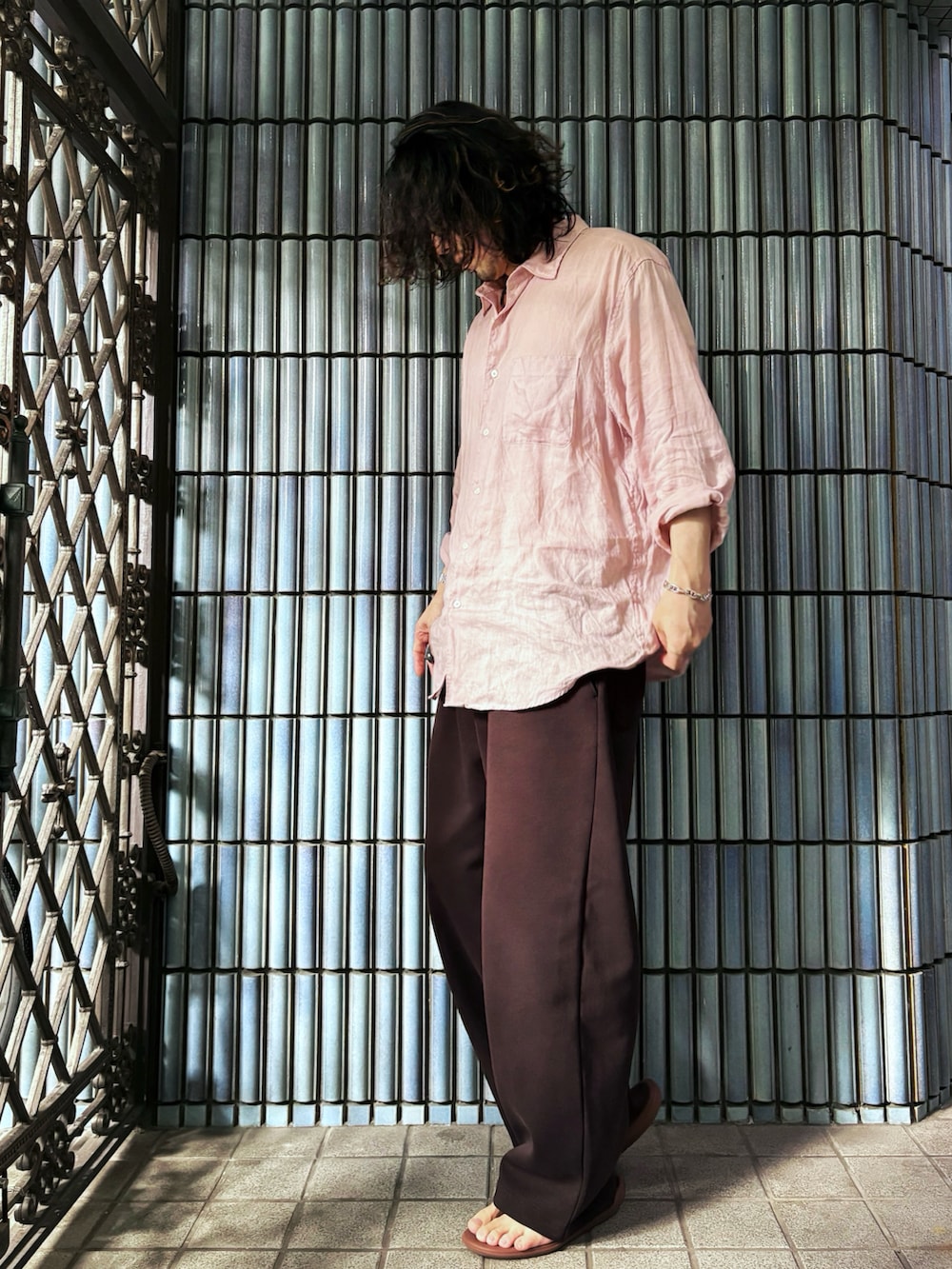 ブラウン系のサンダル、ピンク系のシャツ/ブラウス、ブラウン系のスウェットパンツを着用したメンズの秋コーディネートの4枚目の写真