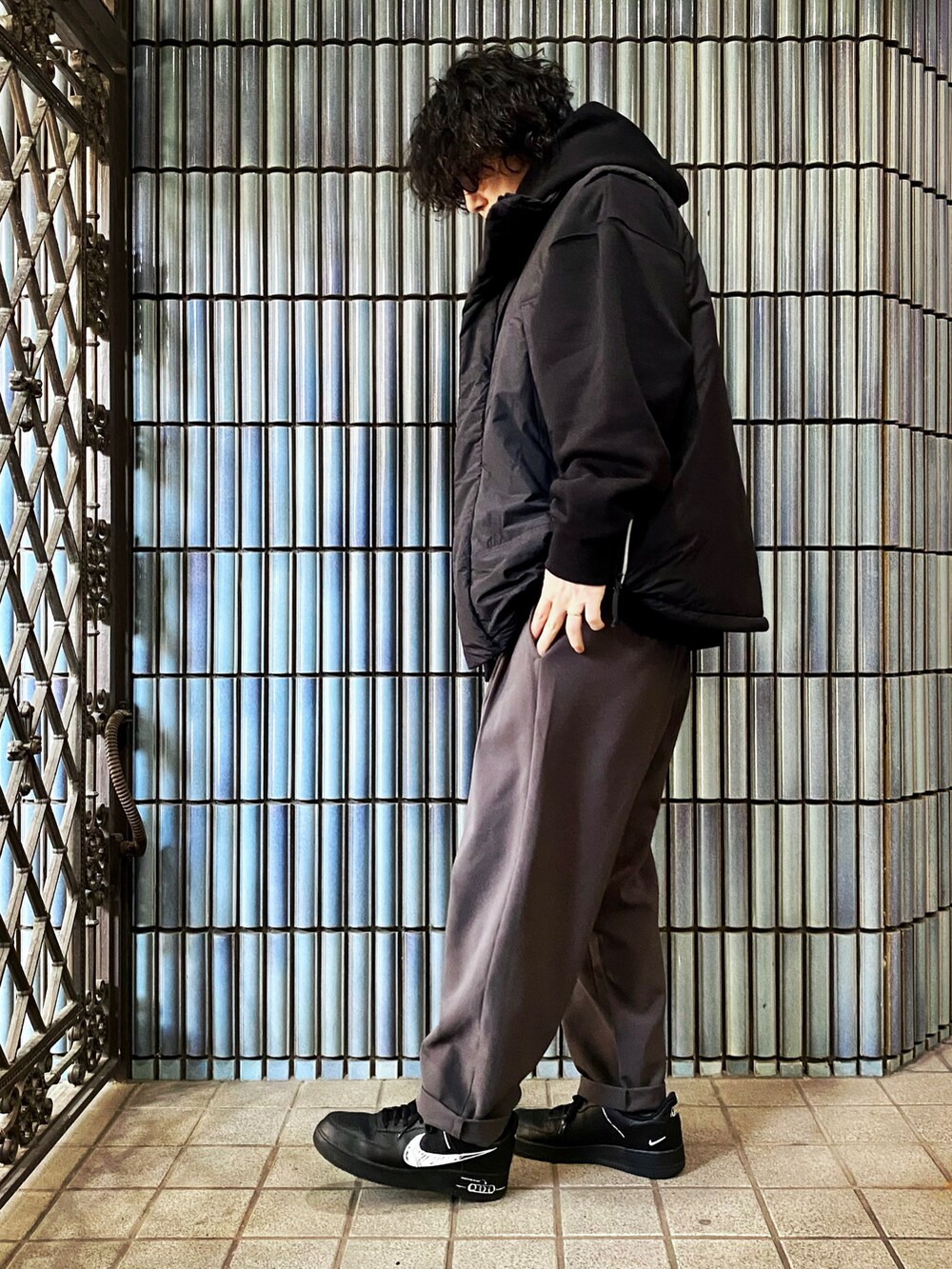 「フリークスストア、フリークスストア(FREAK'S STORE)、FREAK’Ｓ STORE、ECWCS、ecwcs level7、ecwcs gen3、WYM、WYM LIDNM、WYM×ATTACHMENT、ヘビーウェイトビッグスウェットプルオーバー、オーバーサイズパーカー、モノトーン、モノトーンコーデ、ミリタリージャケット、ミリタリーコーデ」｜「GUのヘビーウェイトビッグスウェットパーカ(長袖)（パーカー、ブラック系）」を使った、KEITA(ΦωΦ)さん（メンズ・182cm）の冬コーディネートの4枚目の写真