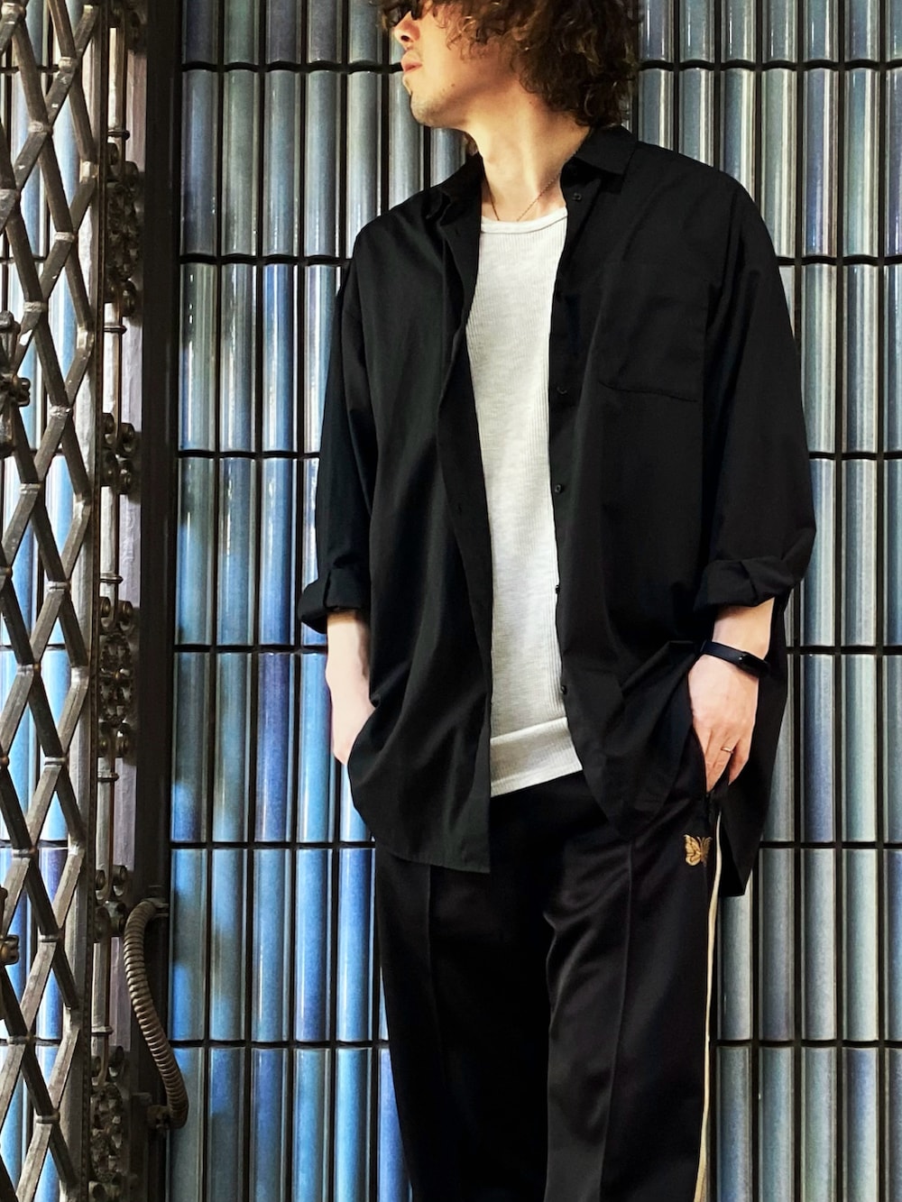 「+J、UNIQLO、UNIQLOコーデ、UNIQLO+J、黒シャツ、NEEDLES、needles トラックパンツ、トラックパンツ、ラインパンツ、スポーツミックス、オールブラック、MONO-MART、ニードルス、ニードルストラックパンツ、ニードルズ」｜「UNIQLOのスーピマコットン オーバーサイズシャツ(長袖)（シャツ/ブラウス、ブラック系）」を使った、KEITA(ΦωΦ)さん（メンズ・182cm）の春コーディネートの2枚目の写真