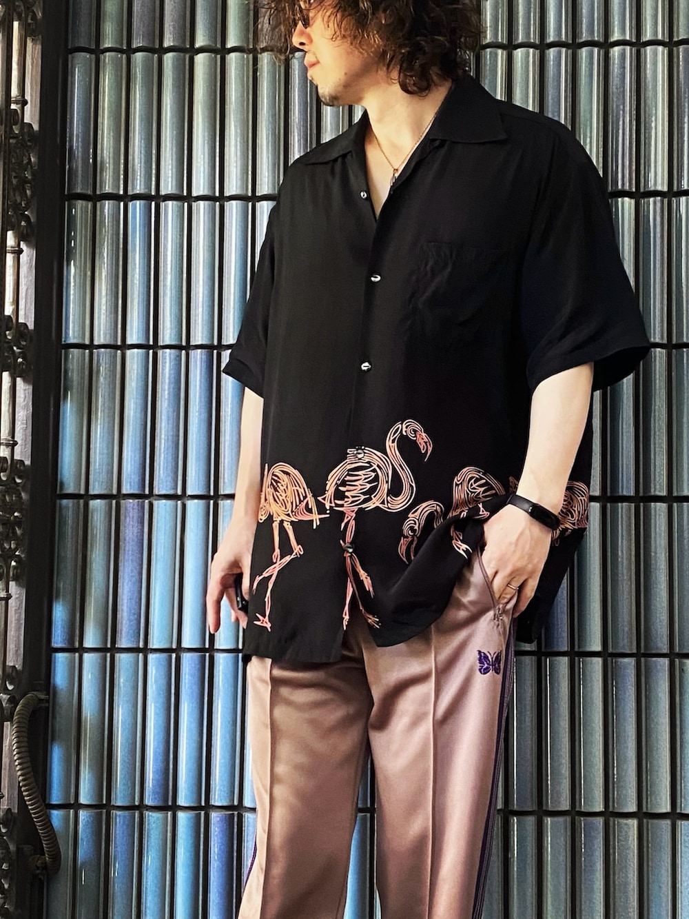 「秋コーデ、フラミンゴ、アロハシャツ、アロハシャツコーデ、アロハブロッサム、alohablossom、NEEDLES、needles トラックパンツ、ニードルス、ニードルストラックパンツ、ニードルズ、ウーフォス、oofos、ピンクコーデ、シンプルコーデ」｜「aloha blossomのアイテム（シャツ/ブラウス、ブラック系）」を使った、KEITA(ΦωΦ)さん（メンズ・182cm）の秋コーディネートの2枚目の写真