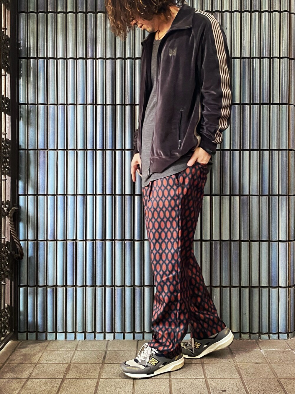 グレー系のジャージ、グレー系のTシャツ/カットソー、レッド系のその他パンツを着用したメンズの春コーディネートの4枚目の写真