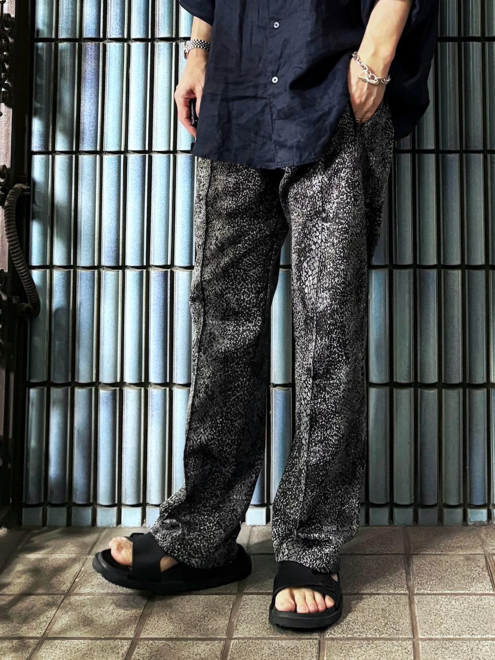 ブラック系のサンダル、ブルー系のシャツ/ブラウス、グレー系のその他パンツを着用したメンズの夏コーディネートの3枚目の写真
