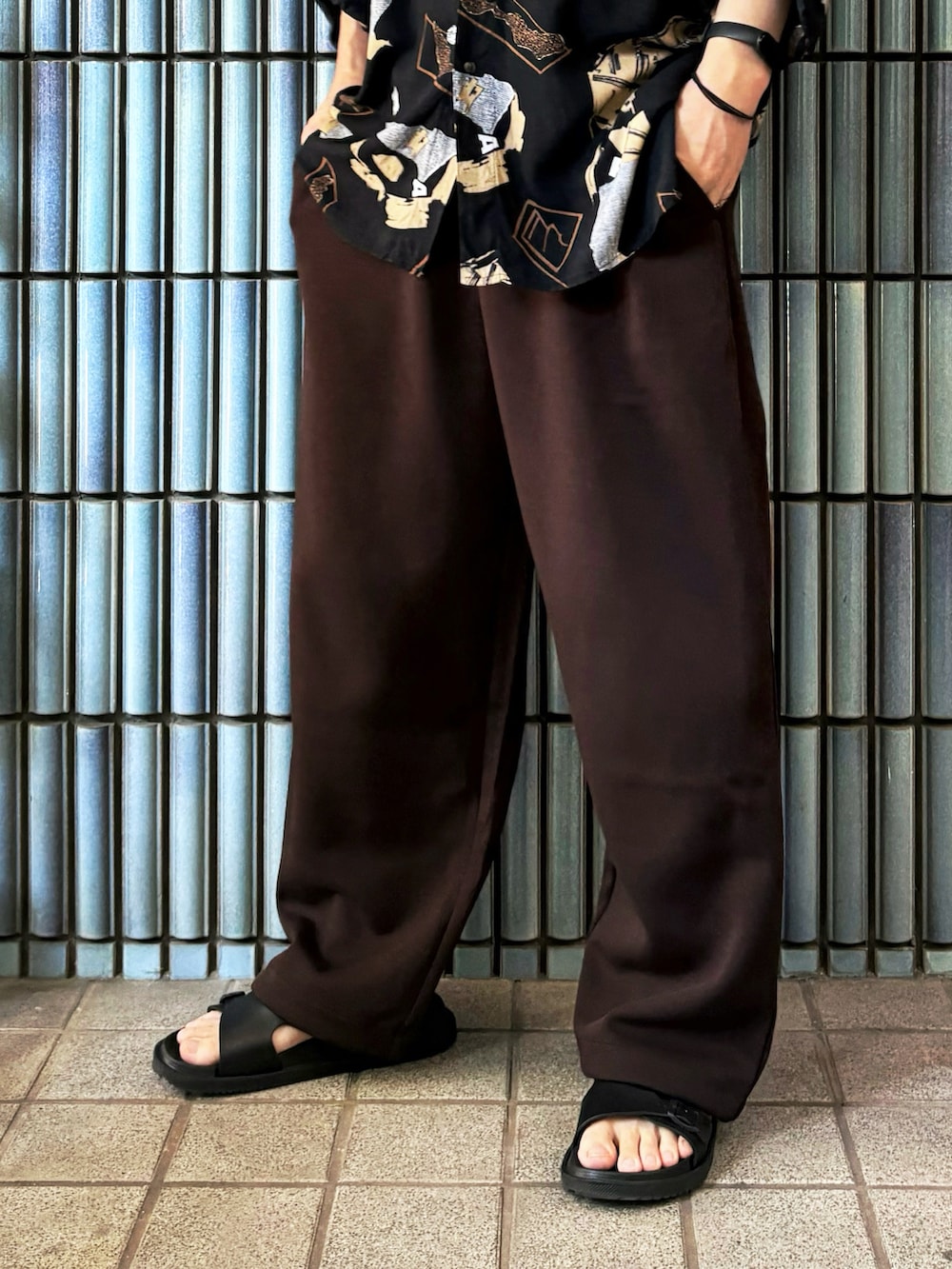「秋服、古着MIX、古着、古着コーデ、柄シャツ、ユニクロC、UNIQLOC、スウェットパンツ、スウェットワイドパンツ、ブラウンコーデ、ブラウン、40代ファッション、プリントシャツ、ユニクロシー、古着ミックス」｜「Camargueのアイテム（シャツ/ブラウス、ブラック系）」を使った、KEITA(ΦωΦ)さん（メンズ・182cm）の秋コーディネートの3枚目の写真