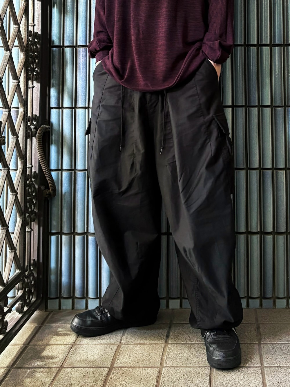 「ニット、古着MIX、日常に魔法を、ブラウン、ニードルス、ニードルズ、ヒザデルパンツ、カーゴパンツ、カーゴパンツコーデ、パープル、パープルコーデ、秋コーデ、セーター、ドルマンスリーブ、古着コーデ」｜「wood which flowsのアイテム（ニット/セーター、パープル系）」を使った、KEITA(ΦωΦ)さん（メンズ・182cm）の秋コーディネートの4枚目の写真