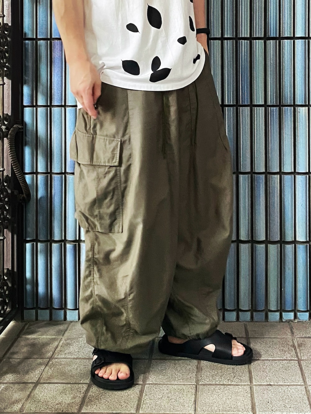 「アウトドアスタイル、秋コーデ、ラッドミュージシャン、LAD MUSICIAN、NEEDLES、ニードルス、ニードルズ、カーゴパンツ、カーゴパンツコーデ、ミリタリーコーデ、ゆるコーデ、オトナカジュアル、シンプルコーデ、サングラス、ワイドパンツ」|「LAD MUSICIANのLAD MUSICIAN×Lui's(ラッド ミュージシャン×ルイス) 「leaf」Tシャツ(Tシャツ/カットソー、ホワイト系)」を使った、KEITA(ΦωΦ)さん(メンズ・182cm)の秋コーディネートの3枚目の写真