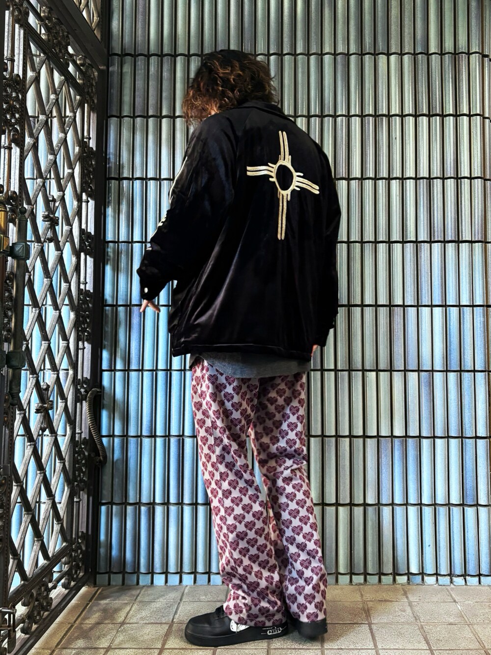 「最近のいい感じコーデ、ダウンジャケット、クリスマスに着たい服、raizo、NEEDLES、needles トラックパンツ、Needles ニードルズ、ニードルス、ニードルストラックパンツ、ニードルズ、スカジャン、スカジャンコーデ、ベロアジャケット、コーチジャケット、柄パンツ」|「RAIZOのBROKEN ARROW JACKET -3.COLOR-(スカジャン、ブラック系)」を使った、KEITA(ΦωΦ)さん(メンズ・182cm)の冬コーディネートの5枚目の写真