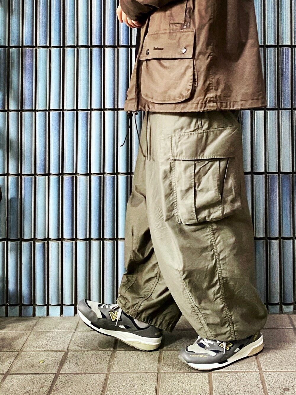 「未来のWEARISTAプロジェクト、バブアー、barbour、ハンティングジャケット、ニードルス、ニードルズ、ヒザデルパンツ、カーゴパンツ、カーゴパンツコーデ、エクストラファインメリノ、ミリタリー、ミリタリージャケット、ビューフォート、ビデイル、Beaufort」｜「Barbourのアイテム（ステンカラーコート、ブラウン系）」を使った、KEITA(ΦωΦ)さん（メンズ・182cm）の冬コーディネートの3枚目の写真