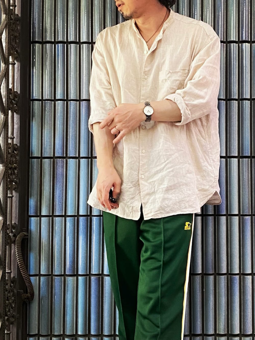 「トラックパンツ、ラインパンツ、ジャージ、ジャージーパンツ、グリーン、グリーンコーデ、グリーンパンツ、緑パンツ、starter、スポーツミックス、スポーツサンダル、oofos、ウーフォス、Nordgreen、ノードグリーン」|「UNIQLOのプレミアムリネンスタンドカラーシャツ(長袖)(シャツ/ブラウス、ベージュ系)」を使った、KEITA(ΦωΦ)さん(メンズ・182cm)の夏コーディネートの2枚目の写真