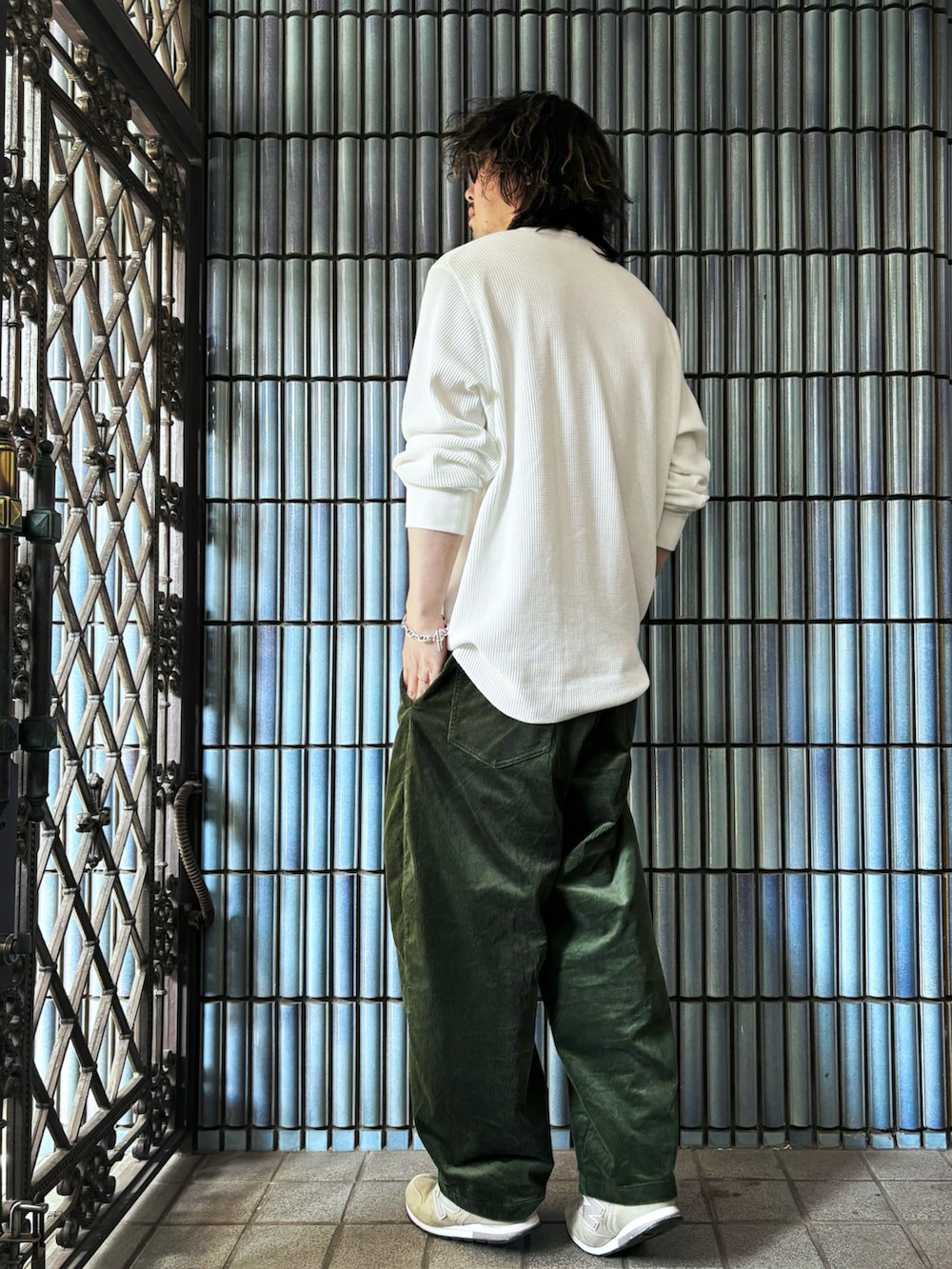 グレー系のスニーカー、ホワイト系のTシャツ/カットソー、グリーン系のその他パンツを着用したメンズの春コーディネートの4枚目の写真